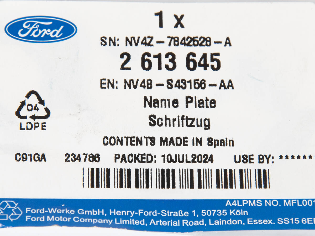 EMBLEMAT "KUGA" KLAPY TYŁ KUGA 22- 24- FORD OE _ 2613645 _ NV4B-S43156-AA