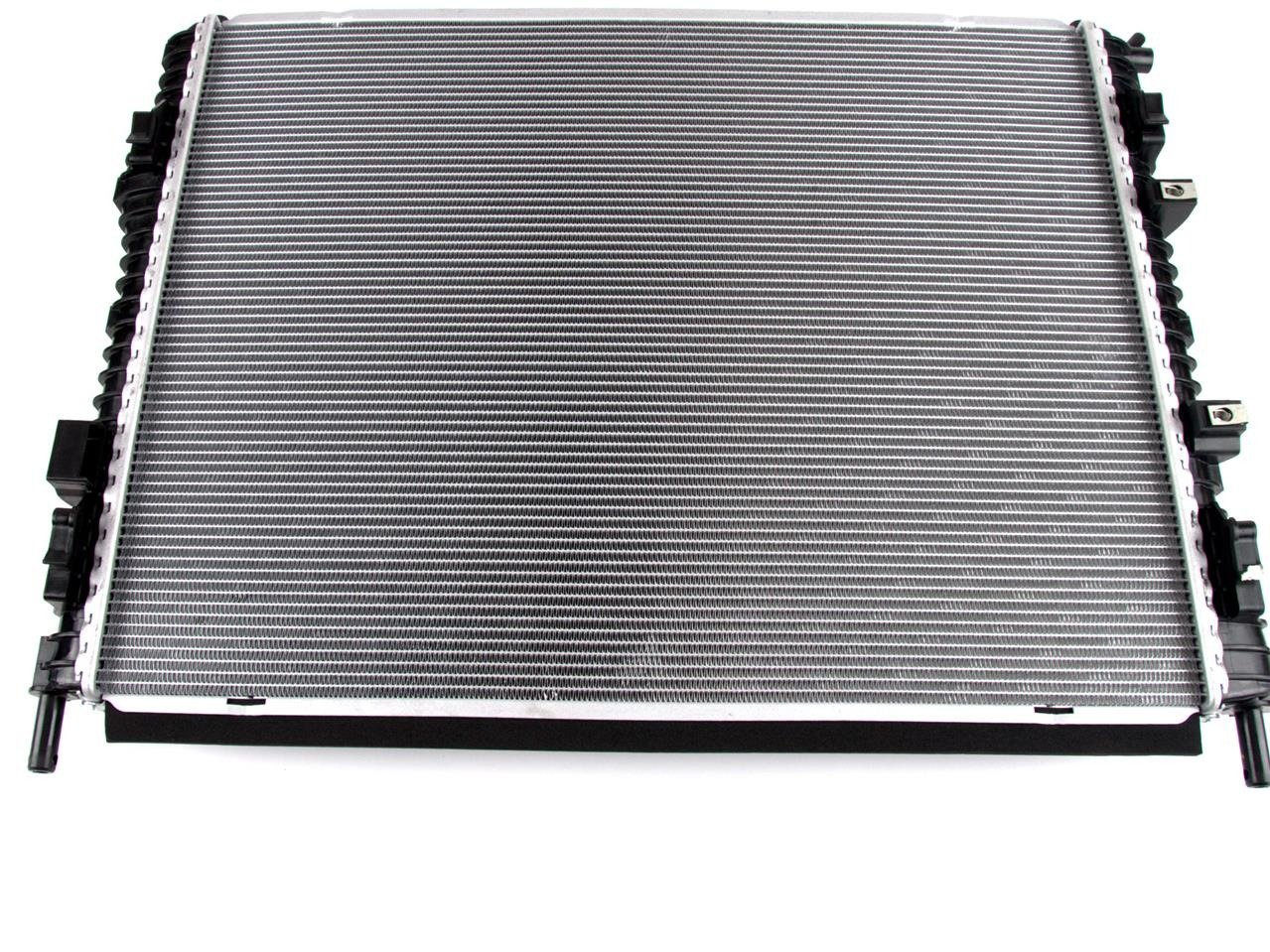 CHŁODNICA WODY MUSTANG 15- / 17- 5.0L V8 32V DOHC _ 2272223 _ FR33-8005-BH _ FR3Z-8005-A _ GTU_07